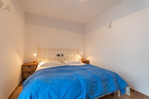 2 bedrooms, iron/ironing board, bed sheets, wheelchair access