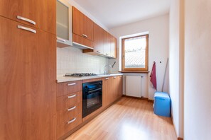 Fridge, microwave, oven, coffee/tea maker