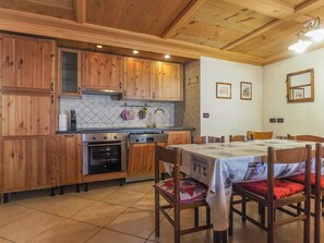 Fridge, oven, dishwasher, coffee/tea maker