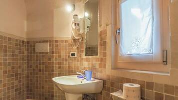 Ducha, secador de pelo y toallas