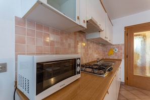 Kühlschrank, Mikrowelle, Wasserkocher mit Kaffee-/Teezubehör