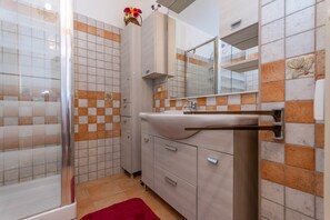 Douche, sĂšche-cheveux, serviettes fournies