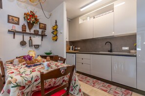Fridge, microwave, dishwasher, cookware/dishes/utensils