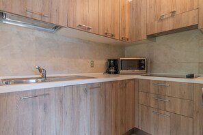 Réfrigérateur, four à micro-ondes, lave-vaisselle, cafetière-théière