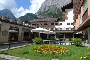 تناول الطعام بالخارج