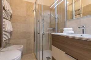 Shower, hair dryer, towels - Principe Marmolada 253/P (Rocca Pietore)