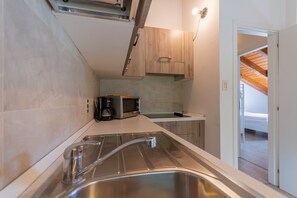 Fridge, microwave, dishwasher, coffee/tea maker