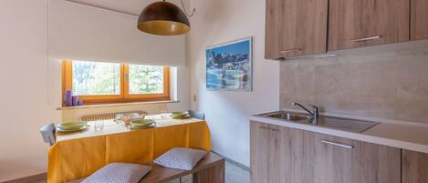 Frigorífic, microones, rentaplats i cafetera i tetera