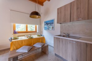 ثلاجة، ميكروويف، غسالة أطباق، ماكينة لصنع القهوة/الشاي