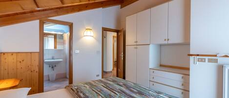 3 dormitorios, tabla de planchar con plancha, wifi gratis y ropa de cama