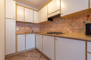 Kylskåp, mikrovågsugn, diskmaskin och kaffe- och tebryggare