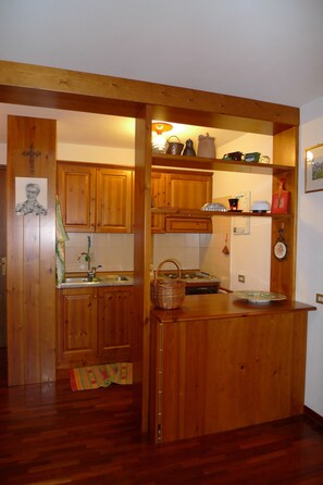 Kjøleskap, ovn, kaffetrakter/tekoker og kjøkkenutstyr