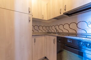 Kühlschrank, Mikrowelle, Ofen, Wasserkocher mit Kaffee-/Teezubehör