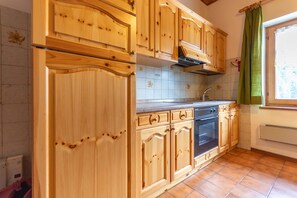 Fridge, oven, coffee/tea maker, cookware/dishes/utensils