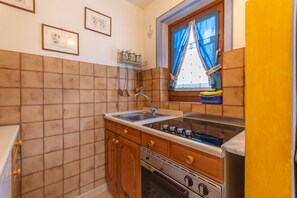 Frigorifero, forno, macchina per tè/caffè, pentole/stoviglie/utensili