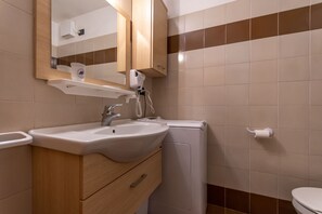 Douche, sèche-cheveux, serviettes fournies