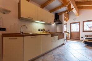 Réfrigérateur, micro-ondes, four, lave-vaisselle