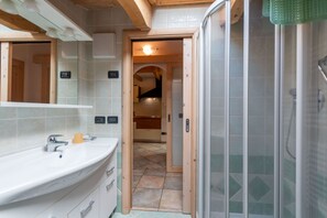 Chuveiro, secador de cabelo, toalhas de banho, papel higiênico