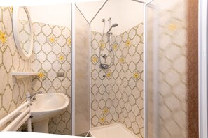 Dusj, hårføner og håndklær