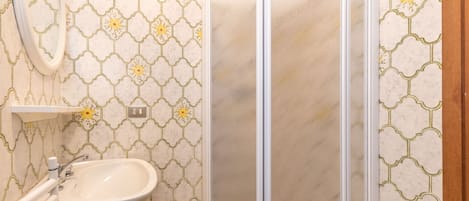 Een douche, een haardroger, handdoeken