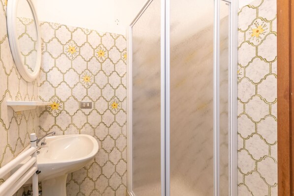 Dusj, hårføner og håndklær