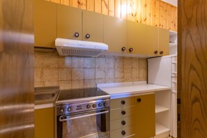 Fridge, microwave, oven, coffee/tea maker
