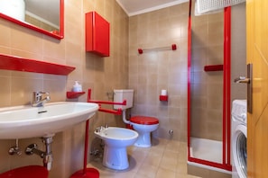 Dusche, Haartrockner, Handtücher