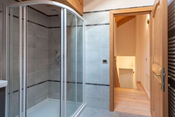 Dusche, Haartrockner, Handtücher