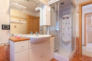 Shower, hair dryer, towels