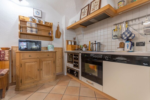 Frigorifero, microonde, forno, lavastoviglie