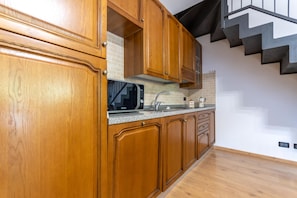 Réfrigérateur, micro-ondes, plaque de cuisson, lave-vaisselle