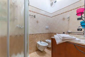 Douche, sĂšche-cheveux, serviettes fournies