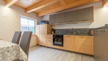 Geladeira, micro-ondas, fogão, lava-louças