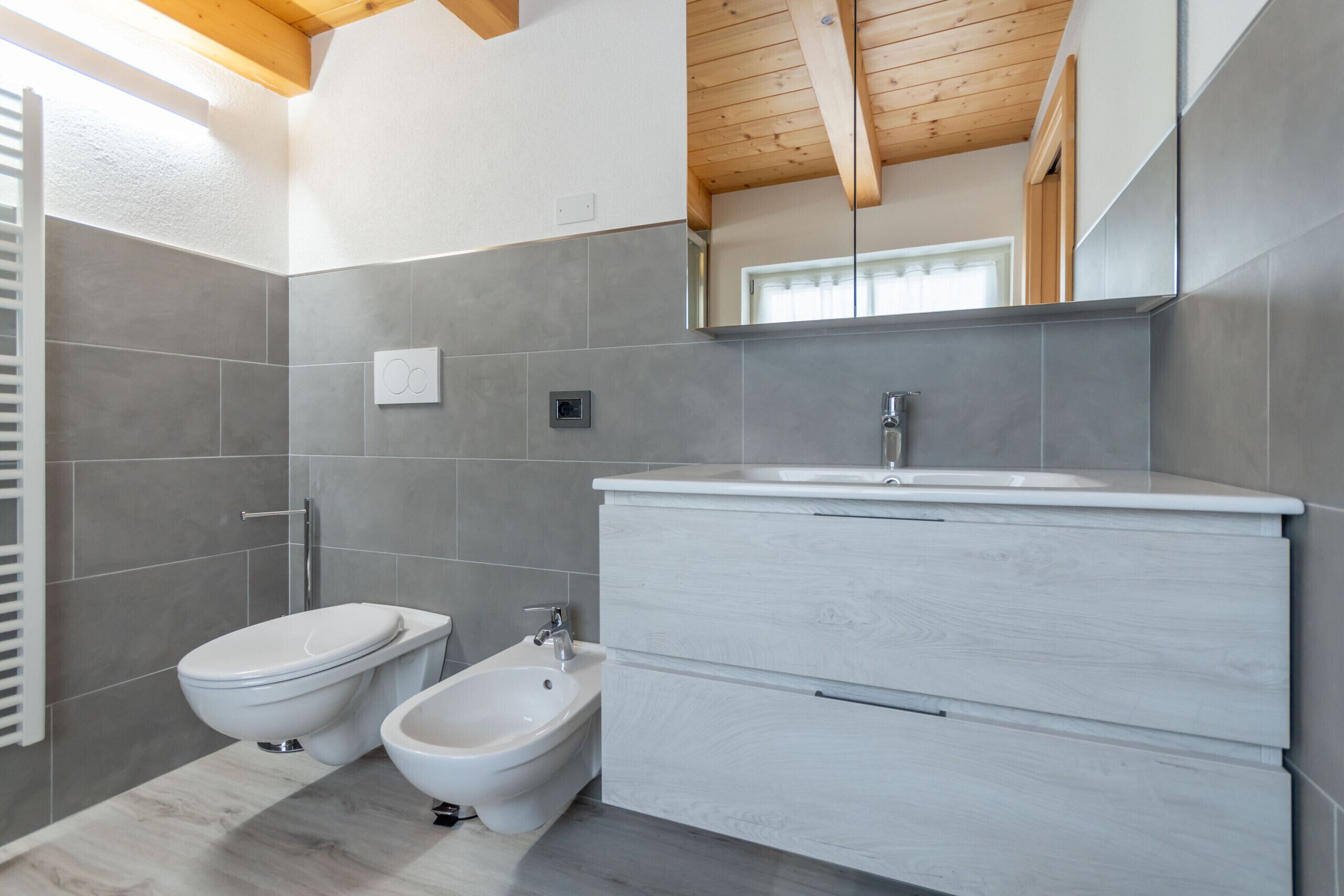 Un bagno moderno con servizi igienici, bidet e lavabo.