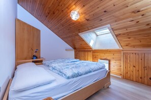 3 habitaciones, tabla de planchar con plancha y ropa de cama