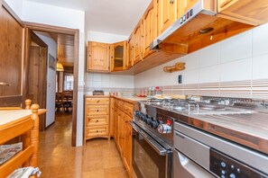 Refrigerador, microondas, horno y lavavajillas