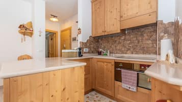 Fridge, microwave, oven, coffee/tea maker