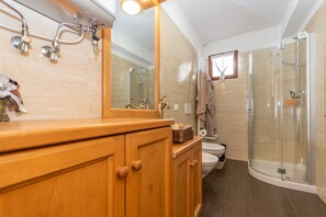 Dusj, hårføner og håndklær