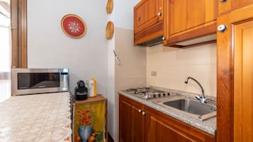 Geladeira, micro-ondas, fogĂŁo, talheres/pratos/utensĂlios de cozinha