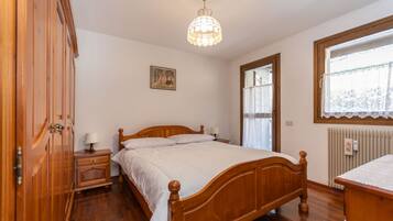 2 bedrooms, bed sheets