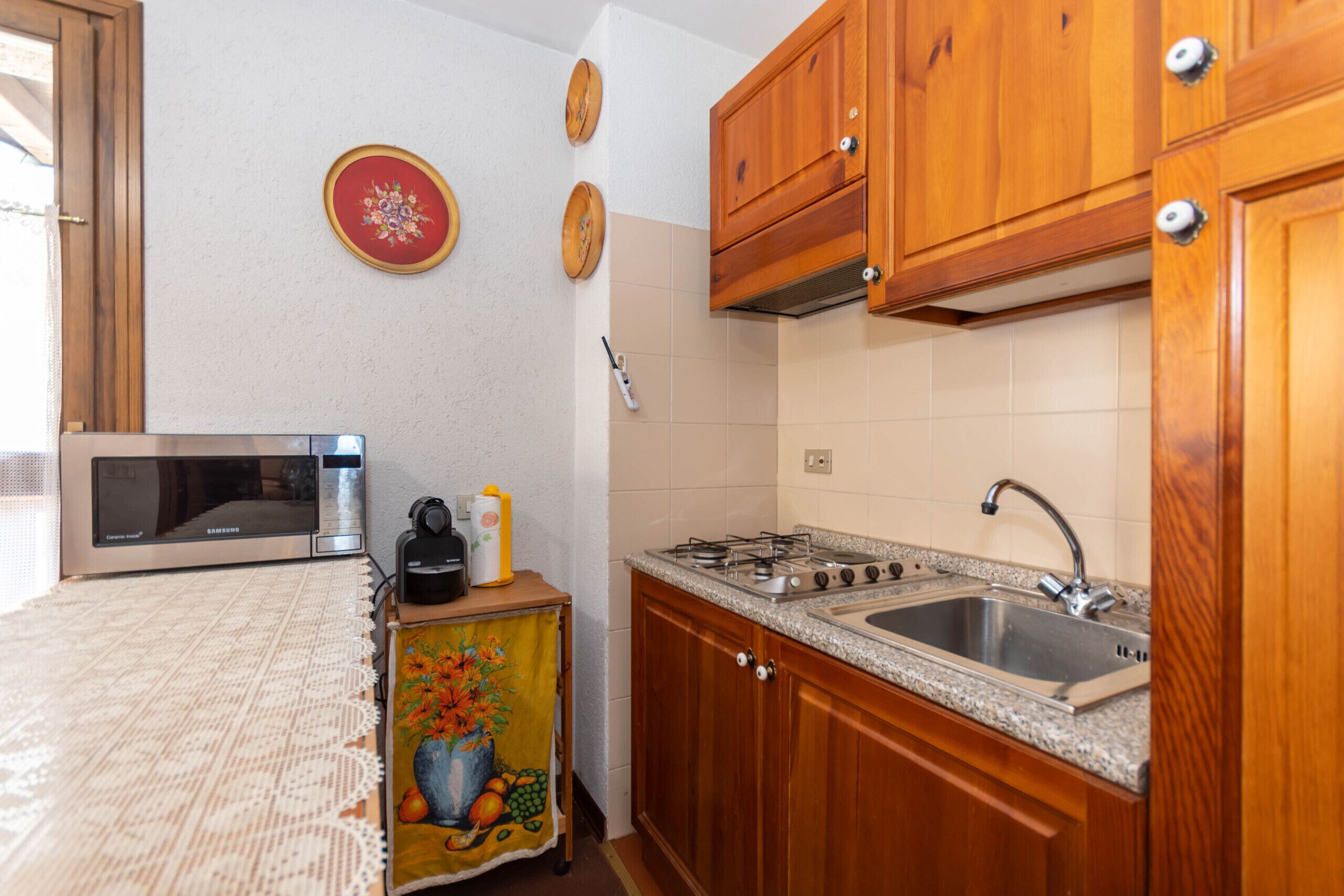 Refrigerador, microondas, horno y utensilios de cocina 