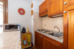 Kylskåp, mikrovågsugn, ugn och grytor/köksredskap