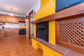 Fridge, oven, coffee/tea maker, cookware/dishes/utensils - Casa Blue Sky (Moena)