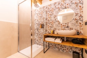 Douche, séchoir à cheveux, serviettes fournies