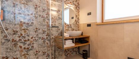 Douche, sèche-cheveux, serviettes fournies