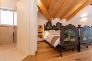 In-room safe, free WiFi, bed sheets
