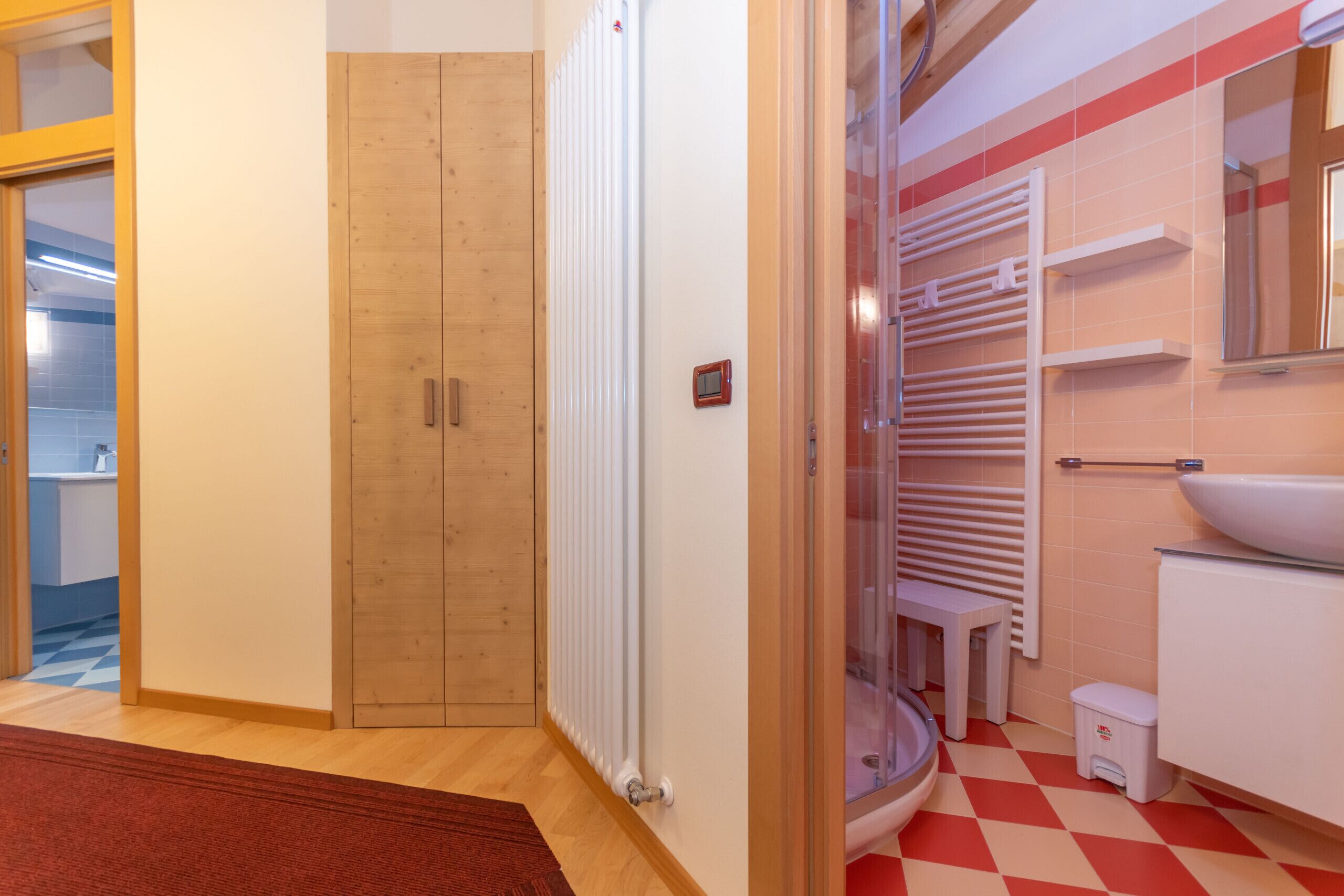 Een badkamer met toilet, wastafel en douche.