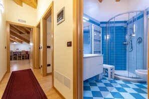 Shower, hair dryer, towels - Casa Milena (Pozza di Fassa)