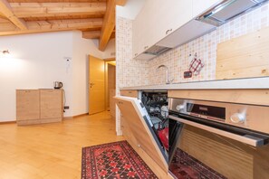 Kühlschrank, Mikrowelle, Ofen, Geschirrspüler