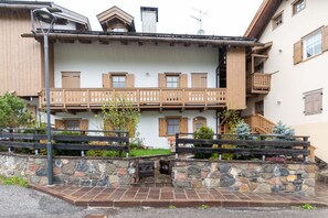 Exterior detail - Casa Soreje (Mazzin)